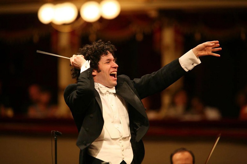 Gustavo Dudamel dirigiendo la orquesta