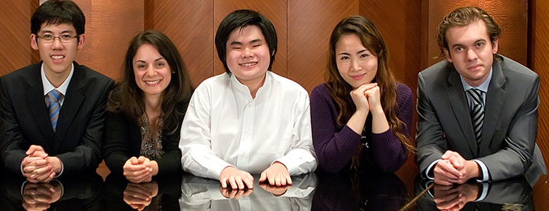 Participantes Concurso Internacional de Piano Van Cliburn en 2009 con Nobuyuki Tsujii en el centro